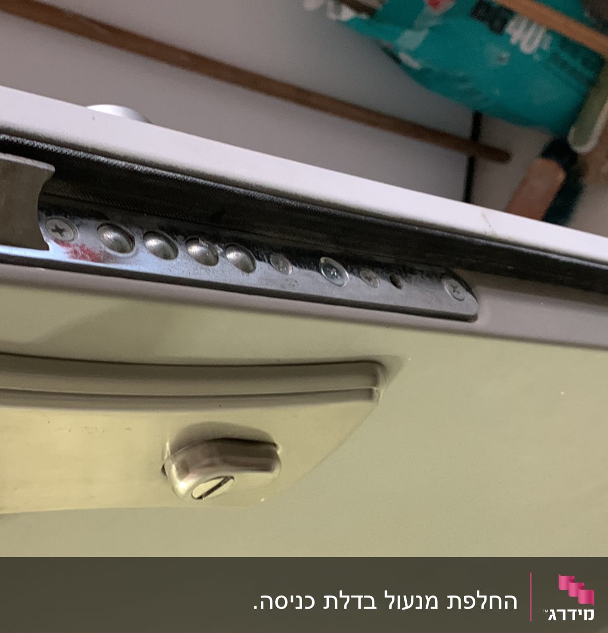 מנעול דלת מתכת עם ידית ובריח